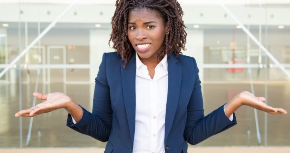 Mulher negra com as mãos em sinal de dúvida