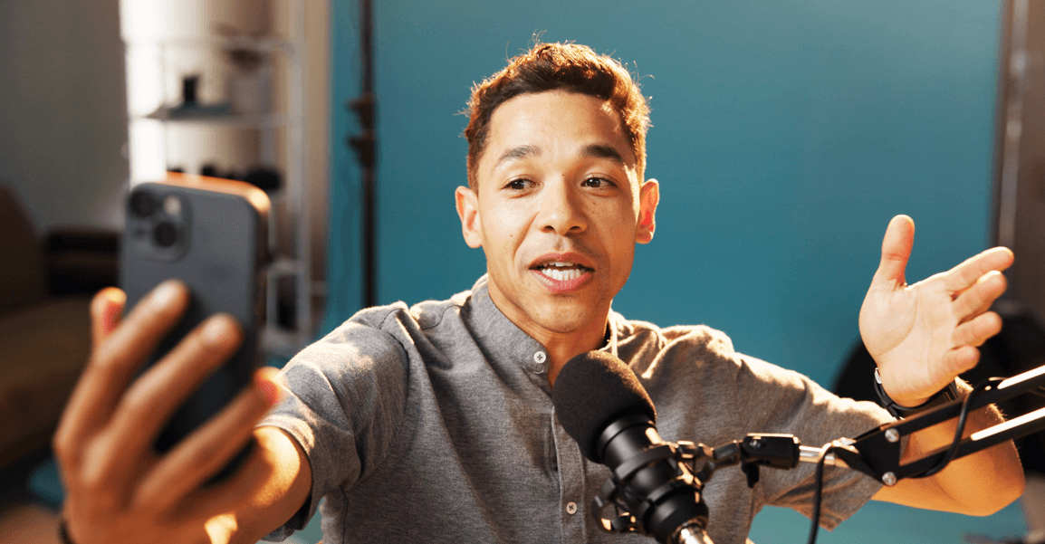 homem fazendo selfie de um stories